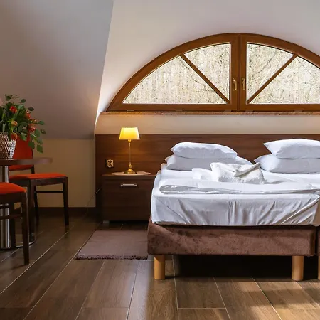 Zlota Jesien Restauracja I Nad Jeziorem كارتوزي